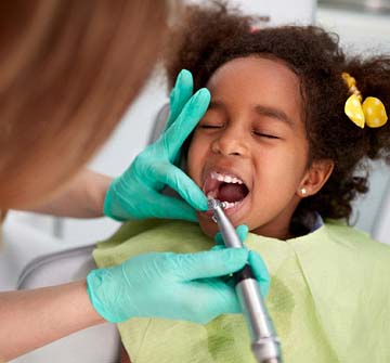 Pediatric dentist in Clinton treating child's teeth
